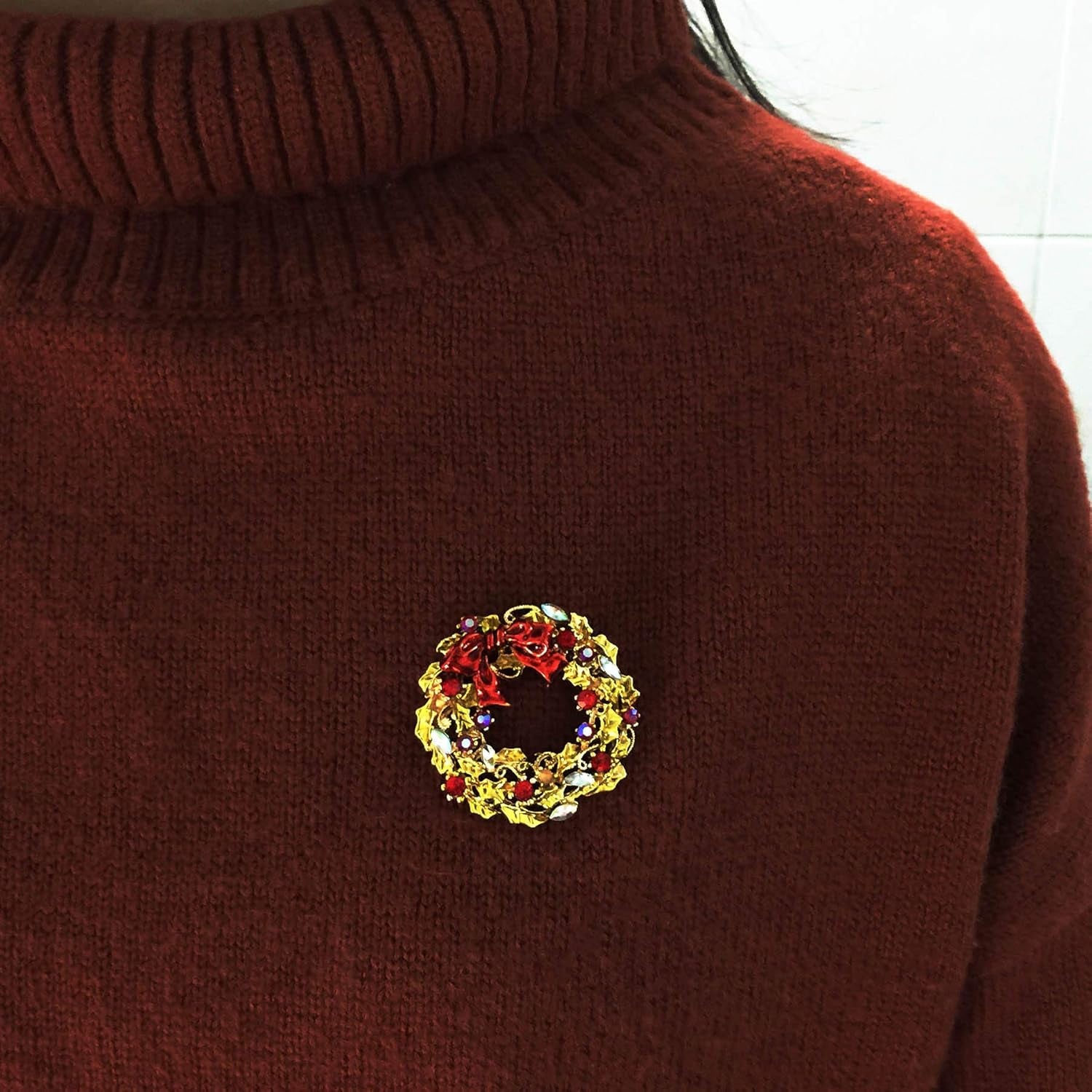 Red Enamel Crystal Wreath Christmas Brooch Pin – Gold Tone Festive Accessory