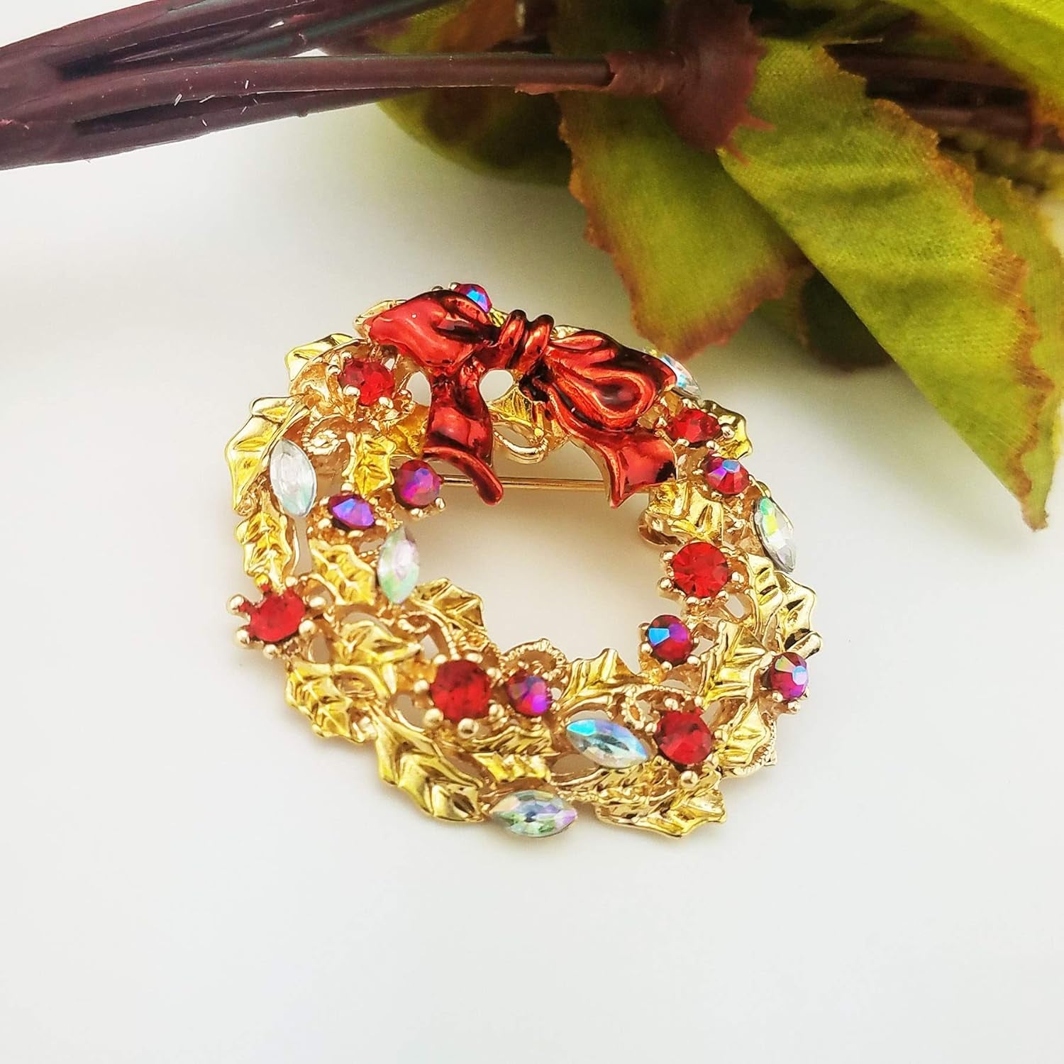 Red Enamel Crystal Wreath Christmas Brooch Pin – Gold Tone Festive Accessory