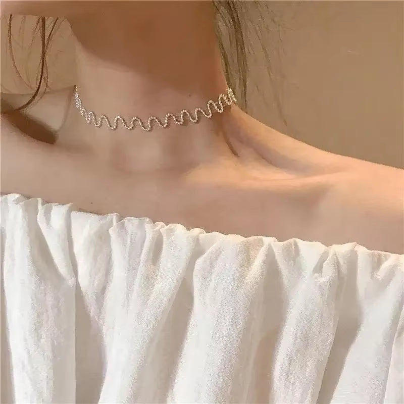 Silver Horizon Triangle Pendant Necklace – Minimalist Geometric Jewelry for the Modern Muse