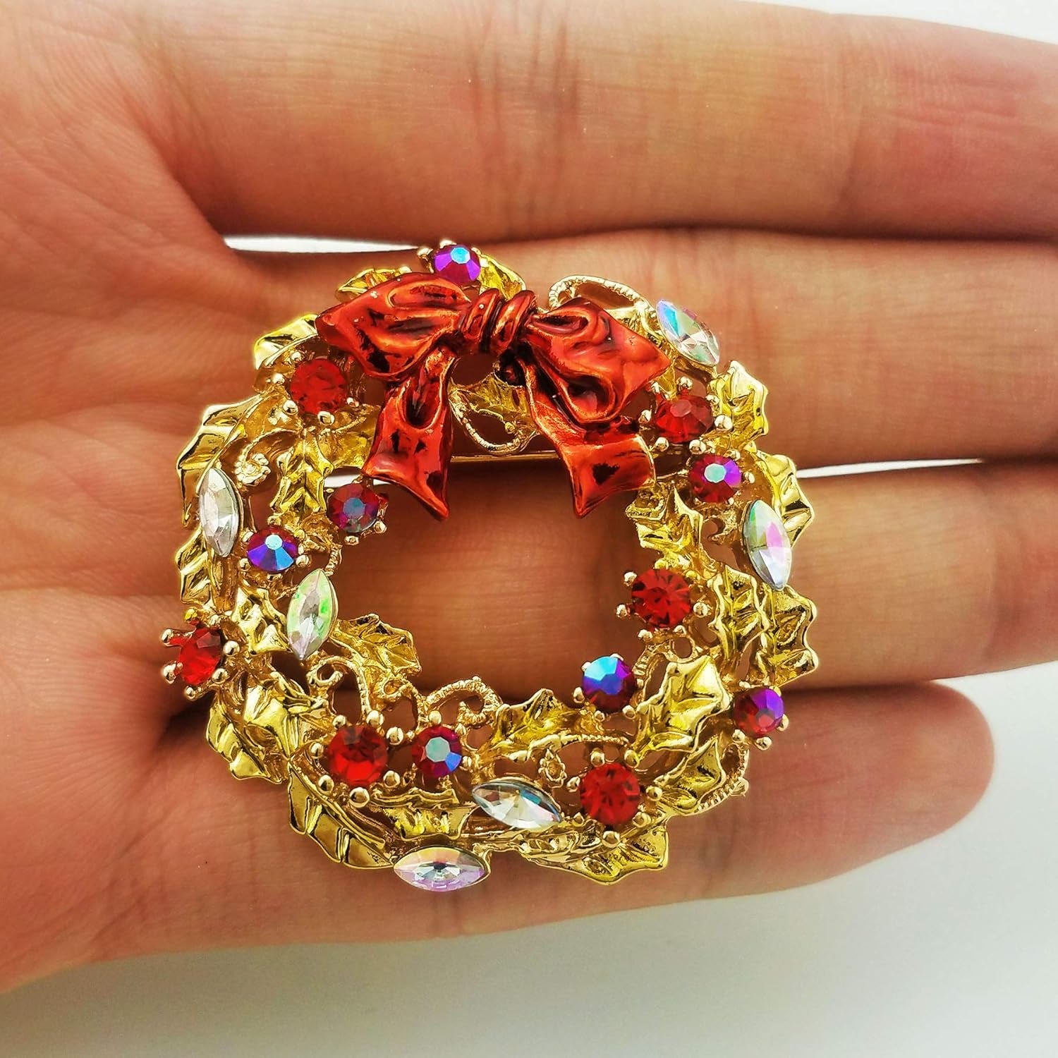 Red Enamel Crystal Wreath Christmas Brooch Pin – Gold Tone Festive Accessory