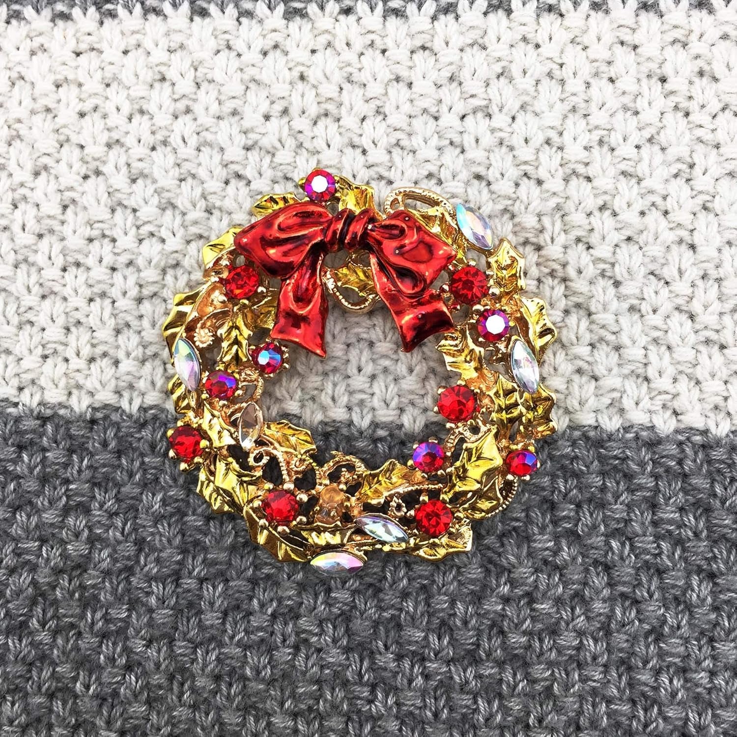 Red Enamel Crystal Wreath Christmas Brooch Pin – Gold Tone Festive Accessory