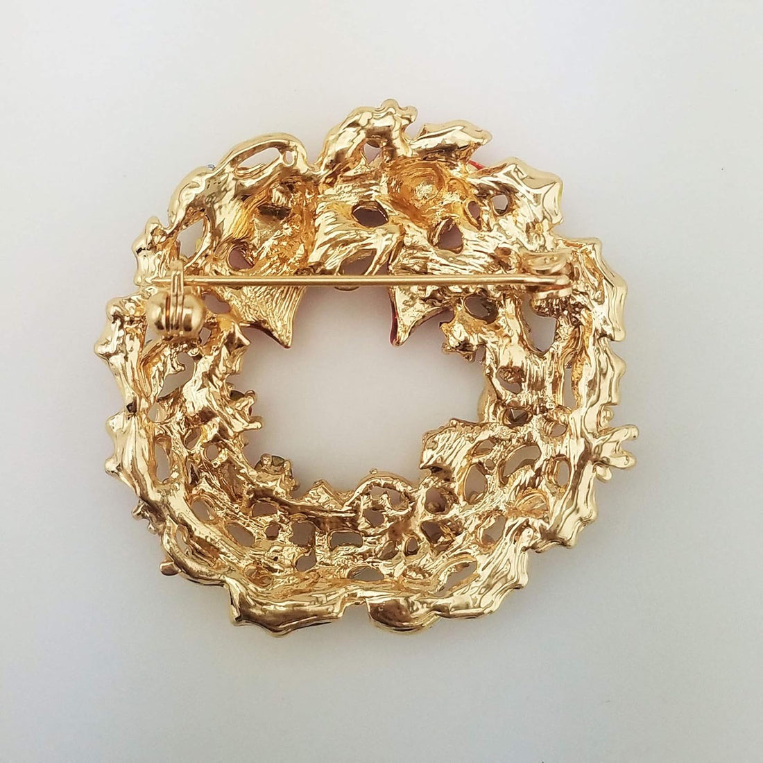 Red Enamel Crystal Wreath Christmas Brooch Pin – Gold Tone Festive Accessory