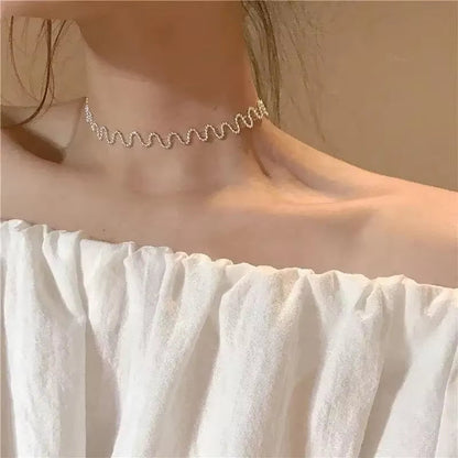 Silver Horizon Triangle Pendant Necklace – Minimalist Geometric Jewelry for the Modern Muse